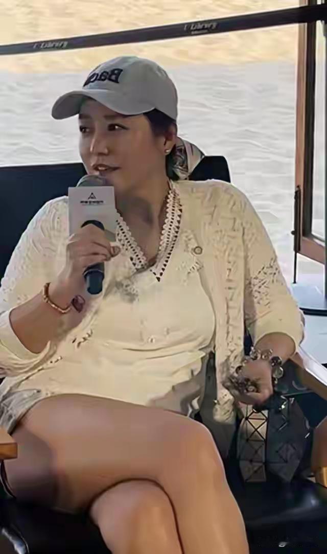 郝蕾真的彻底放飞自我了，确实很接地气，不过好歹也得稍微注意下形象。近日，郝蕾膀