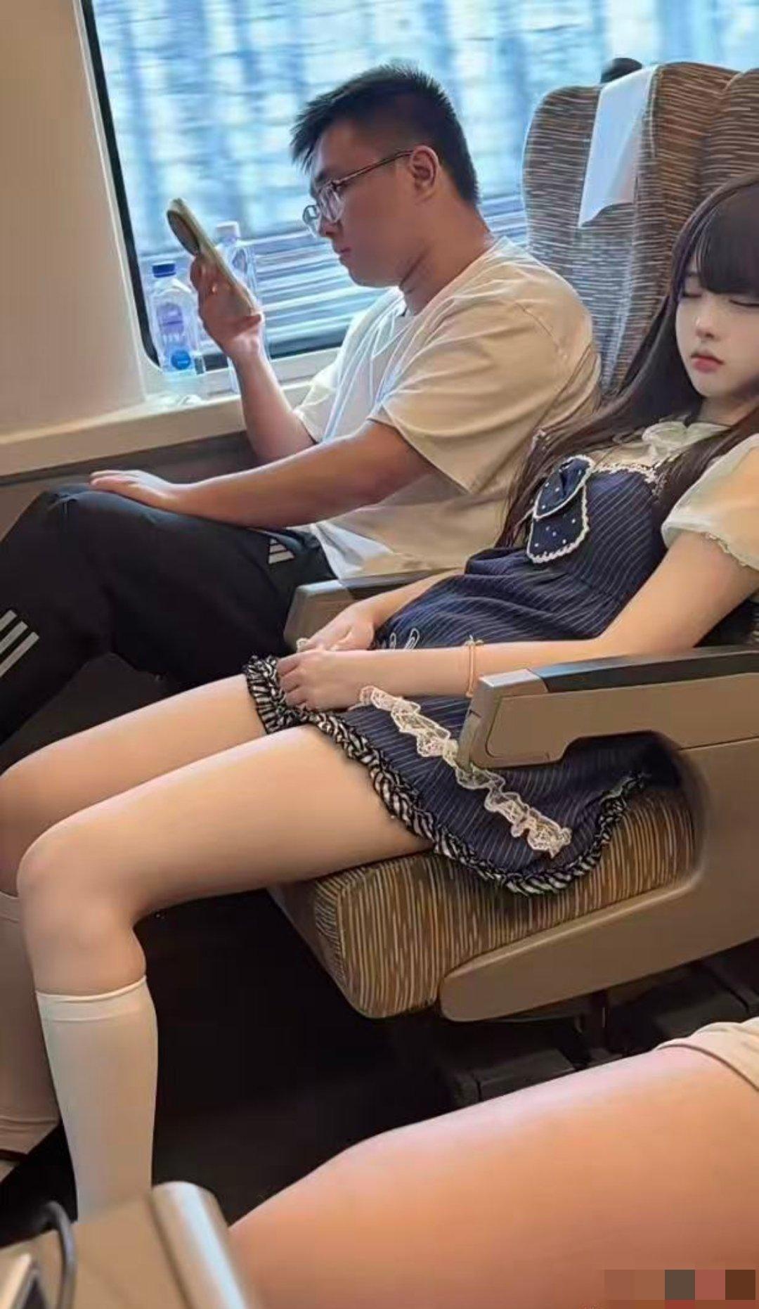 不知道这个大哥是不是真在玩手机！