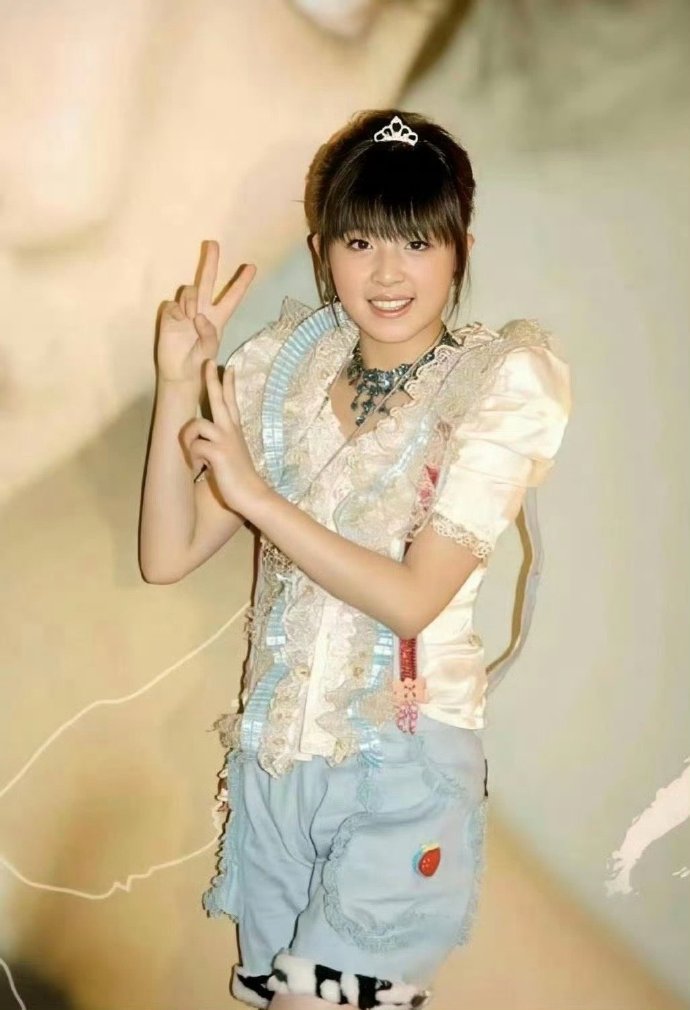 稚嫩的张含韵，这个时候才18岁，真是青春无敌啊！​​​​