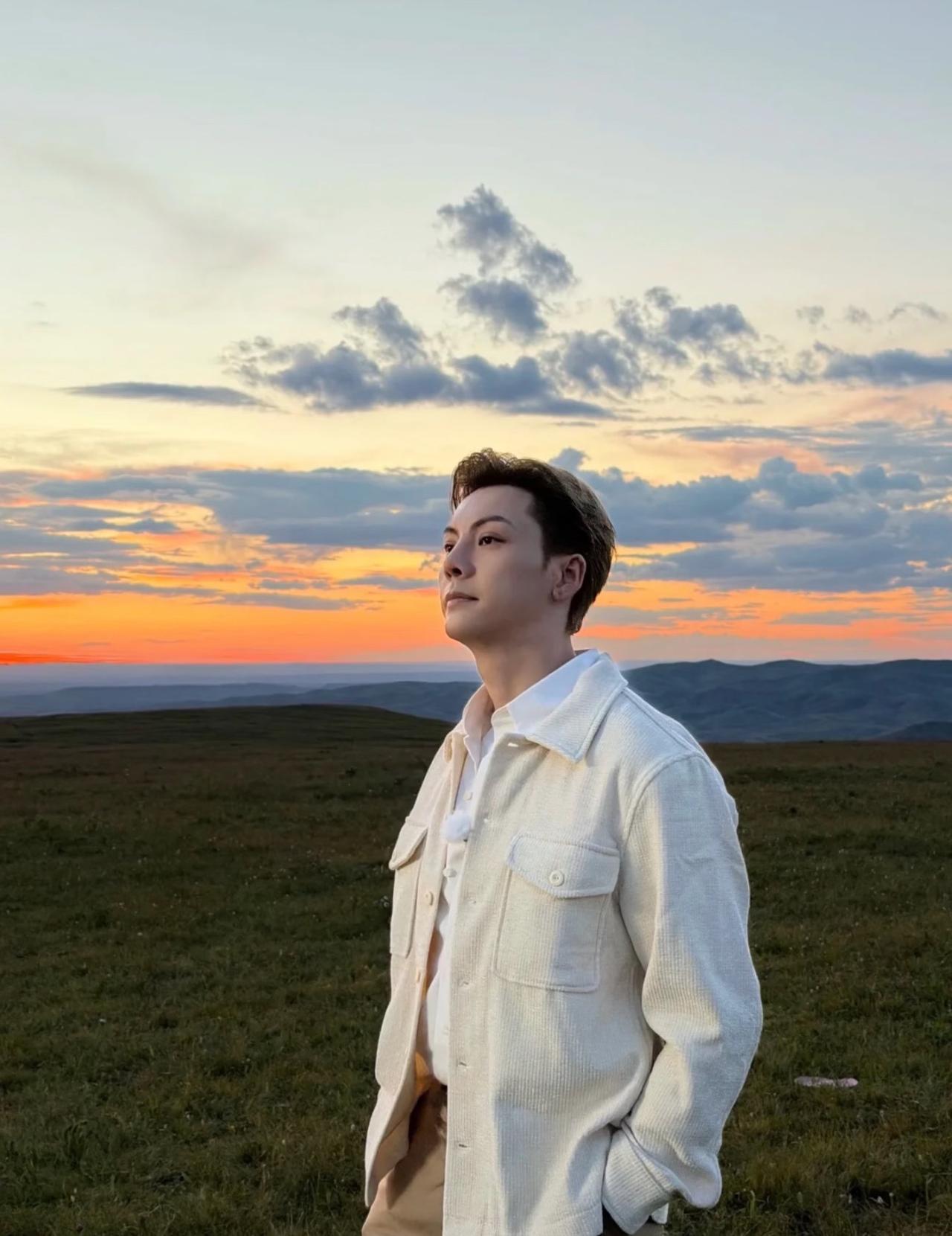 何穗说大家只知道我老公陈伟霆长得帅却不知道现实里的他，是这个样子。荧