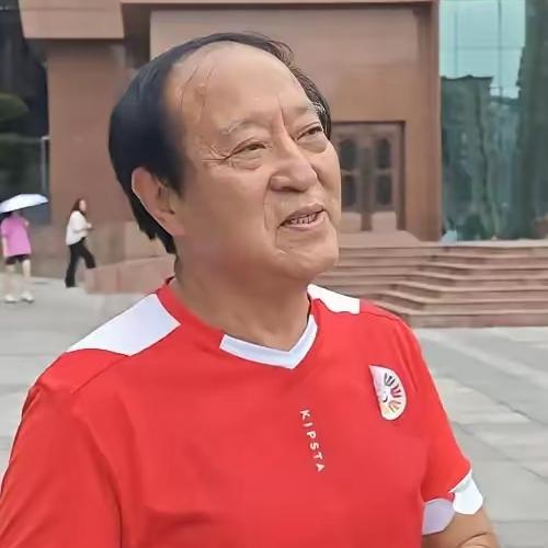 76岁牛群归于平凡：儿子牛童成他最大依靠北京地铁早高峰，人群涌动，有个穿着旧