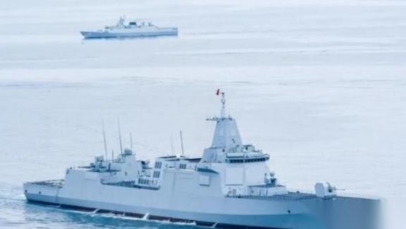 055配备200多枚导弹，假如海战爆发，导弹打完了该咋办？实不相瞒，055打完导