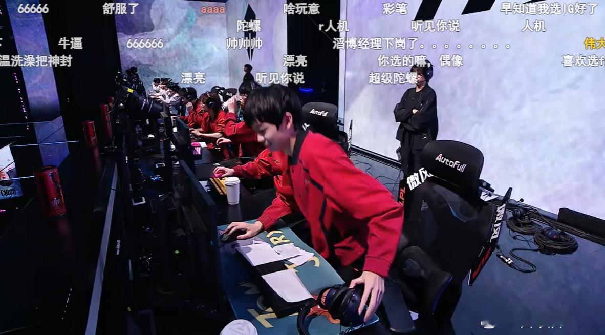 攻势如火！FPX首局爆冷战胜TES！这局让我想到了先锋赛的滔搏哥，打野被care