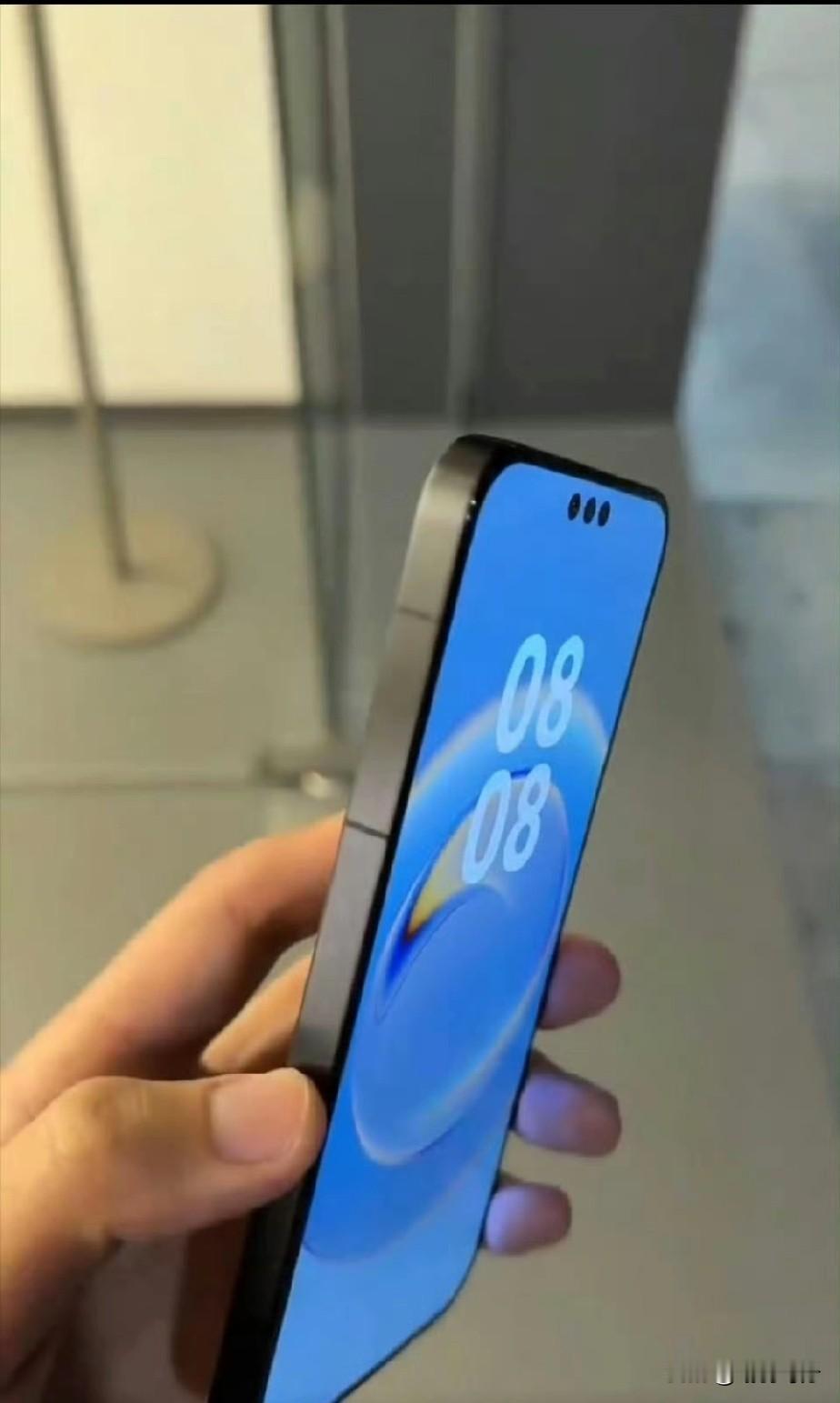 华为mate80就是长这样.这已不算谍照，而是真正的真机原照，小杯中杯是