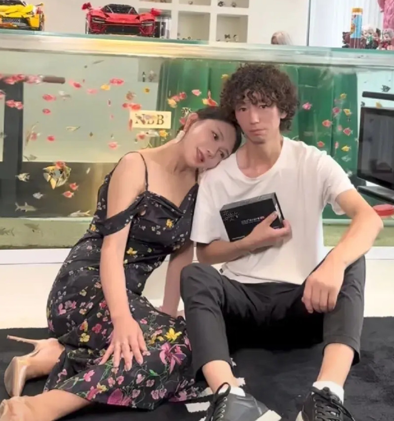庞麦郎面对性感美女龚玥菲的主动追求。还是放不开，到底是个老光棍儿。看他的眼