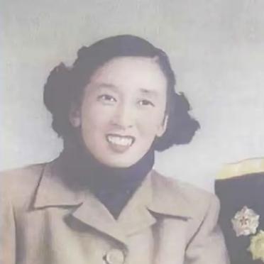 1940年，皮定均看上了女干部张烽，就让县长去说媒，张烽听说了县长的来意后，拒绝