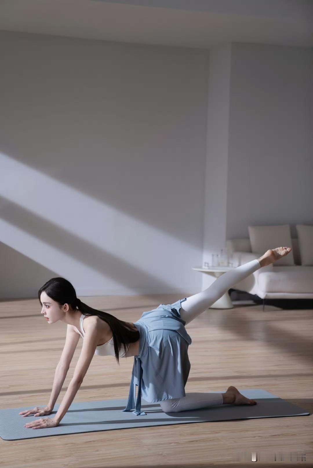 古力娜扎，背心牛仔，纯美清澈。纪念勋章荣誉纪念奖章立功勋章