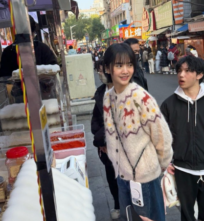 41岁杨丞琳在南昌逛小吃街，她真人看起来好年轻，短发俏皮可爱，身材苗条，少女感满