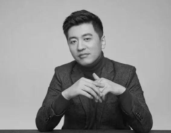 张雪峰离世了。年仅41岁。24号下午，这个全网5000万粉丝的“狂人”倒在苏州