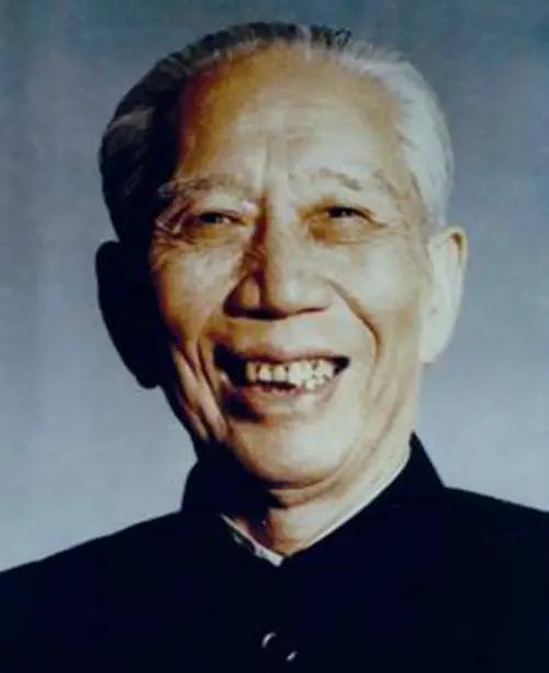 1951年春天，新疆迪化监狱里一个戴着镣铐的中年人被临时叫出牢房，他满脸疲惫，以