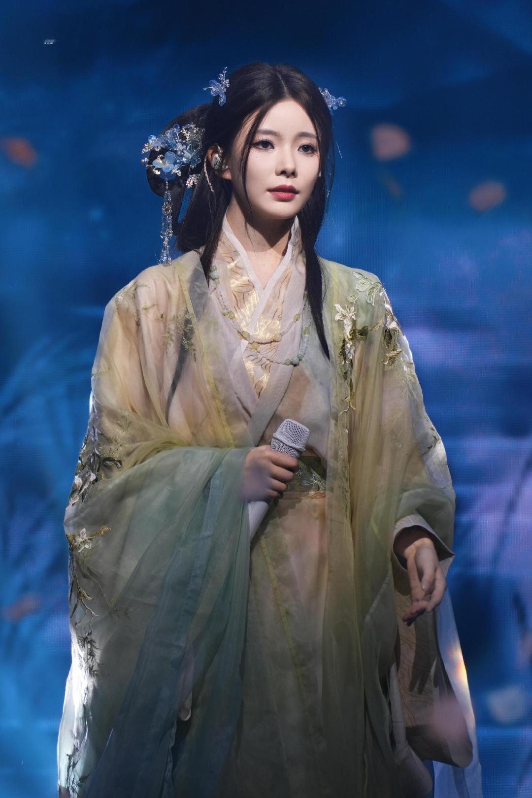 陈卓璇回应是我站的不够高吗生日会上的梯子简直是双向奔赴的浪漫！她笑着爬上去的样
