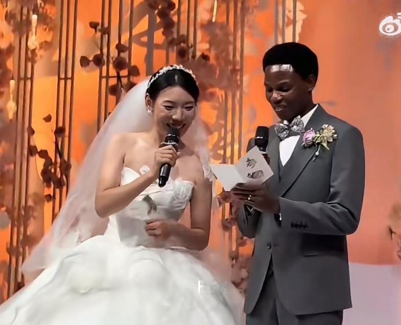 广州靓女嫁给非洲兄弟，说爱情无国界。在婚礼上，这个兄弟用中文念结婚誓词，中文实在