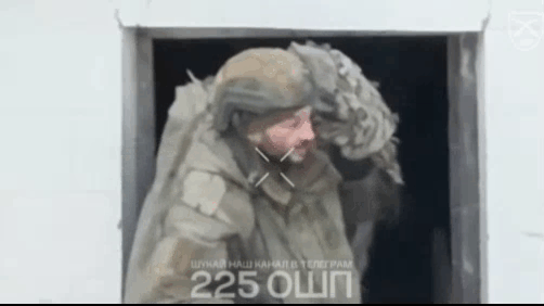 2名俄军士兵刚出屋子里出来，便被躲在远处的乌军狙击手盯上，大摇大摆走了几步，人生