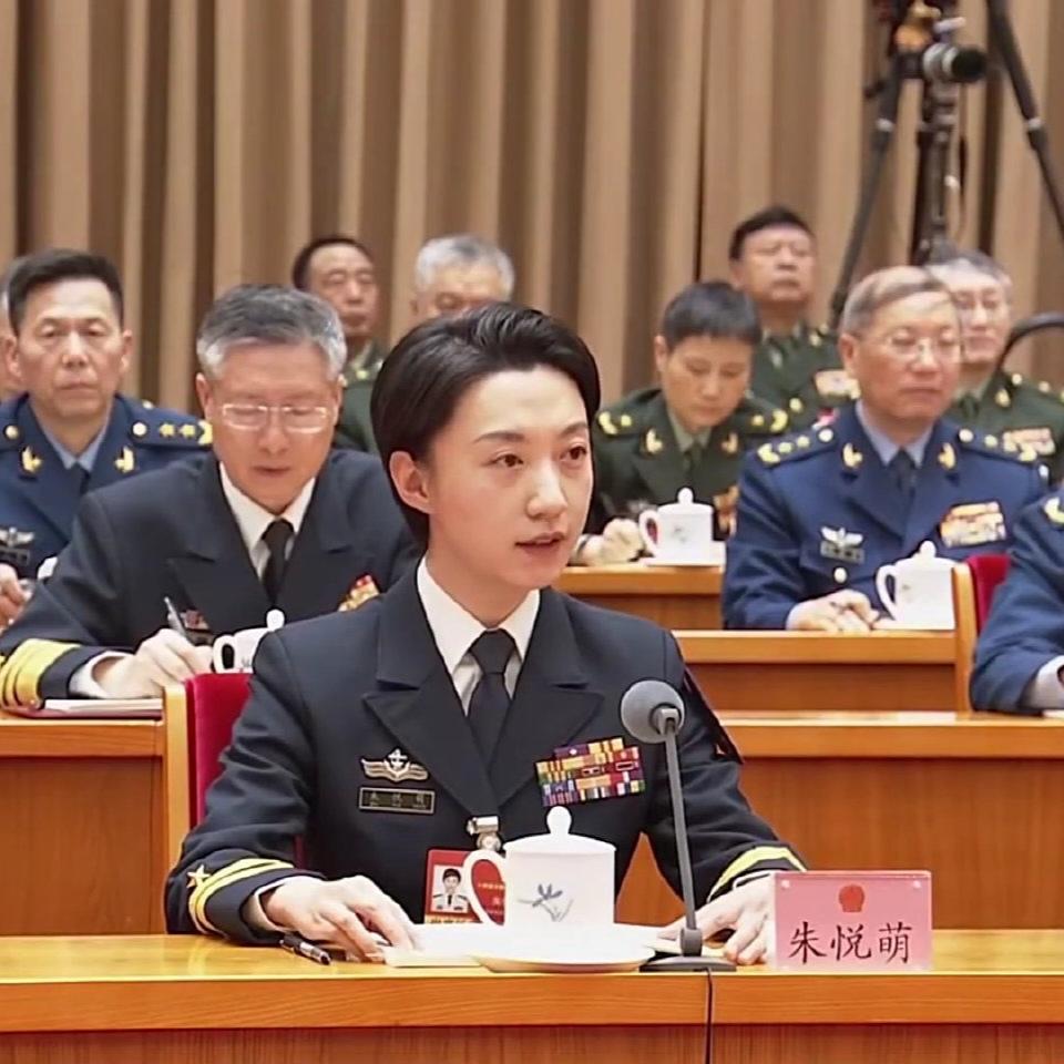 很多人只看到朱悦萌现在的身份：辽宁舰中校教导员、全国人大代表。但如果把时间线往前