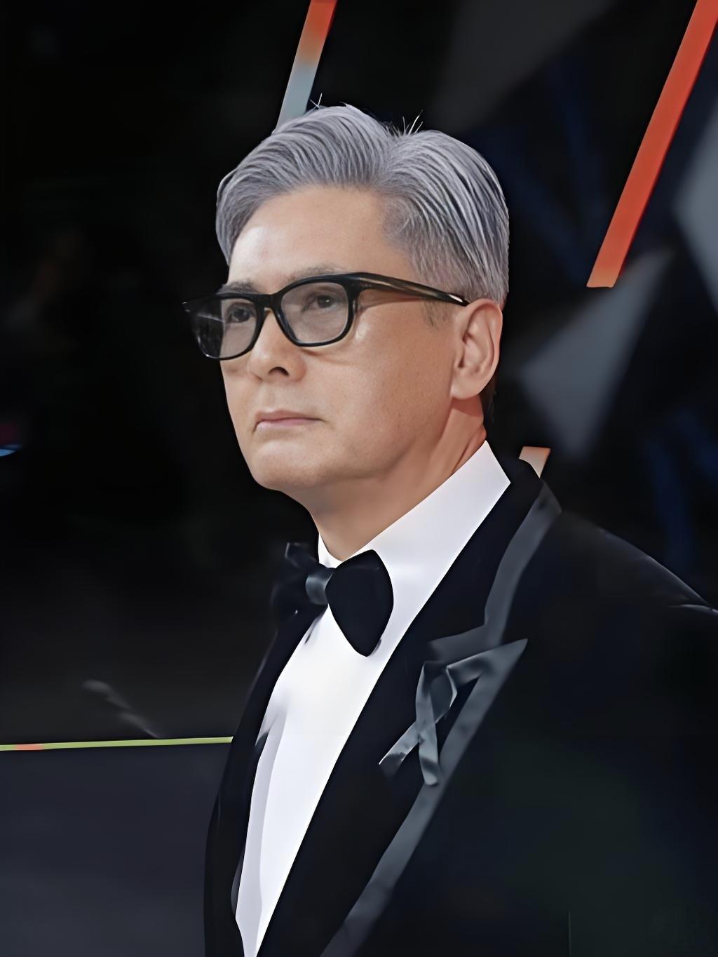 大家发现没，相由心生，真不是假的70岁的周润发和以前不一样了，头发白了，人也