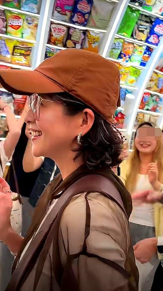 章子怡的两鬓白发，刺痛了谁的眼睛？北京音乐厅后排角落，她素颜抱着儿子，帽子压