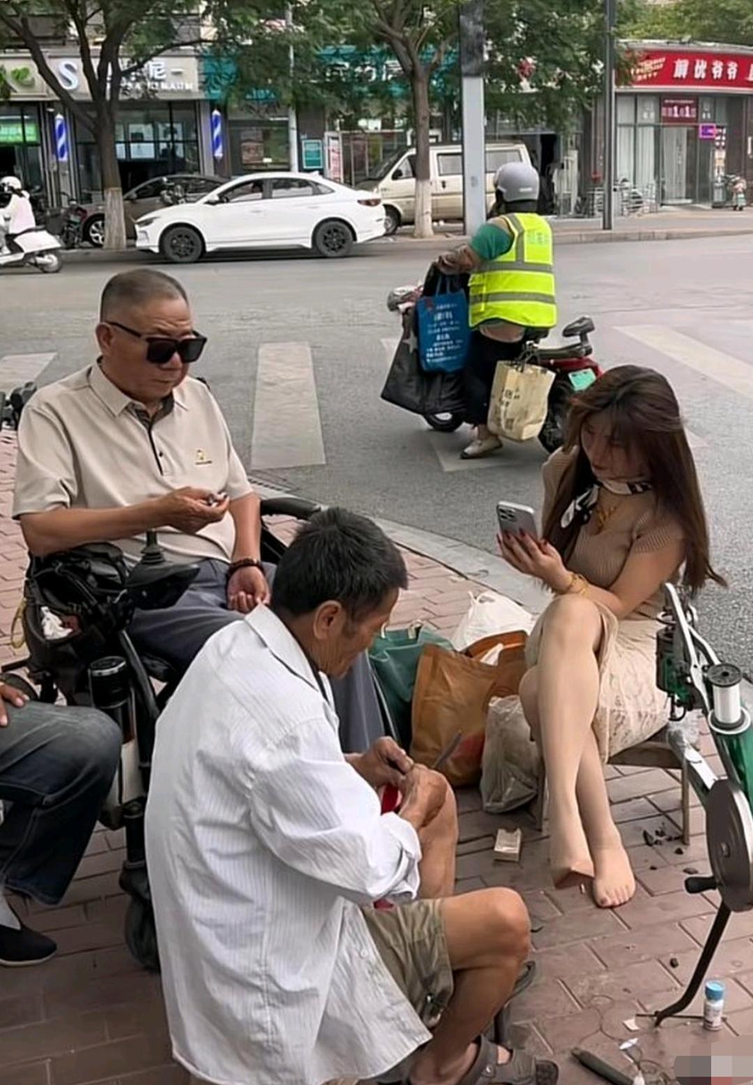 老行当还是稳呐，修鞋匠流传了几百年了