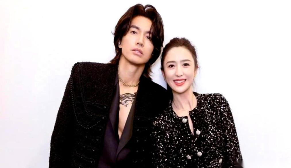 演唱会开到一半，言承旭突然不唱了，径直走向舞台边上的佟丽娅，伸出了手。全场尖叫。