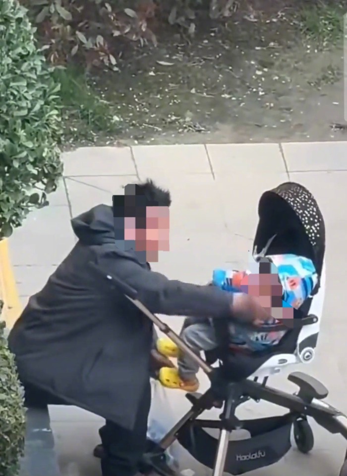 #男子多次掌掴幼儿被质疑虐童#【#社区回应孩子爷爷酒后多次掌掴幼儿#：孩子监护人