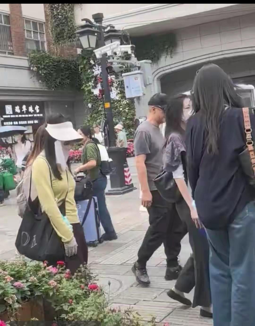 李嫣是完全遗传到父母大高个基因了！这次爸爸咖啡店开业她专门到场支持，看来父女感