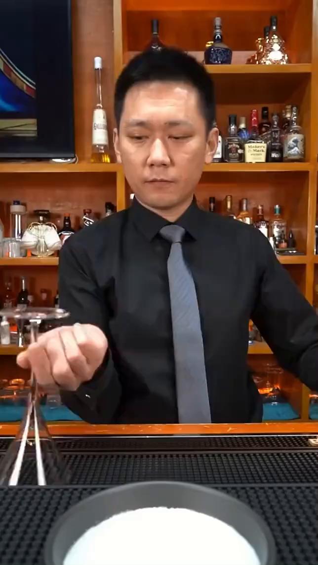 ·柠檬涂抹杯口，沾上砂糖霜，敲二下。·伏特加30毫升、白橙皮15毫升、半个柠檬
