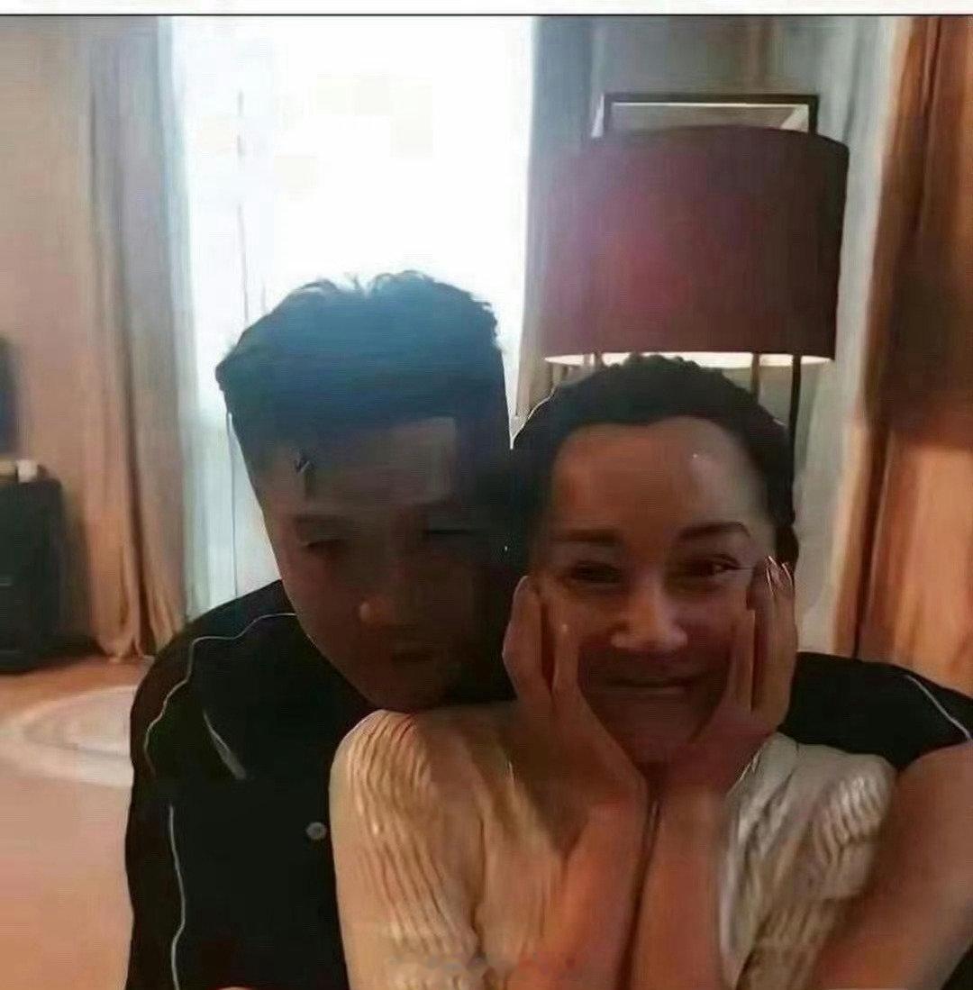 57岁的许晴私下聚会也太放得开了，喝得满脸通红，跟男性朋友搂抱一点不避讳，托着脸蛋笑起来还跟小姑娘一