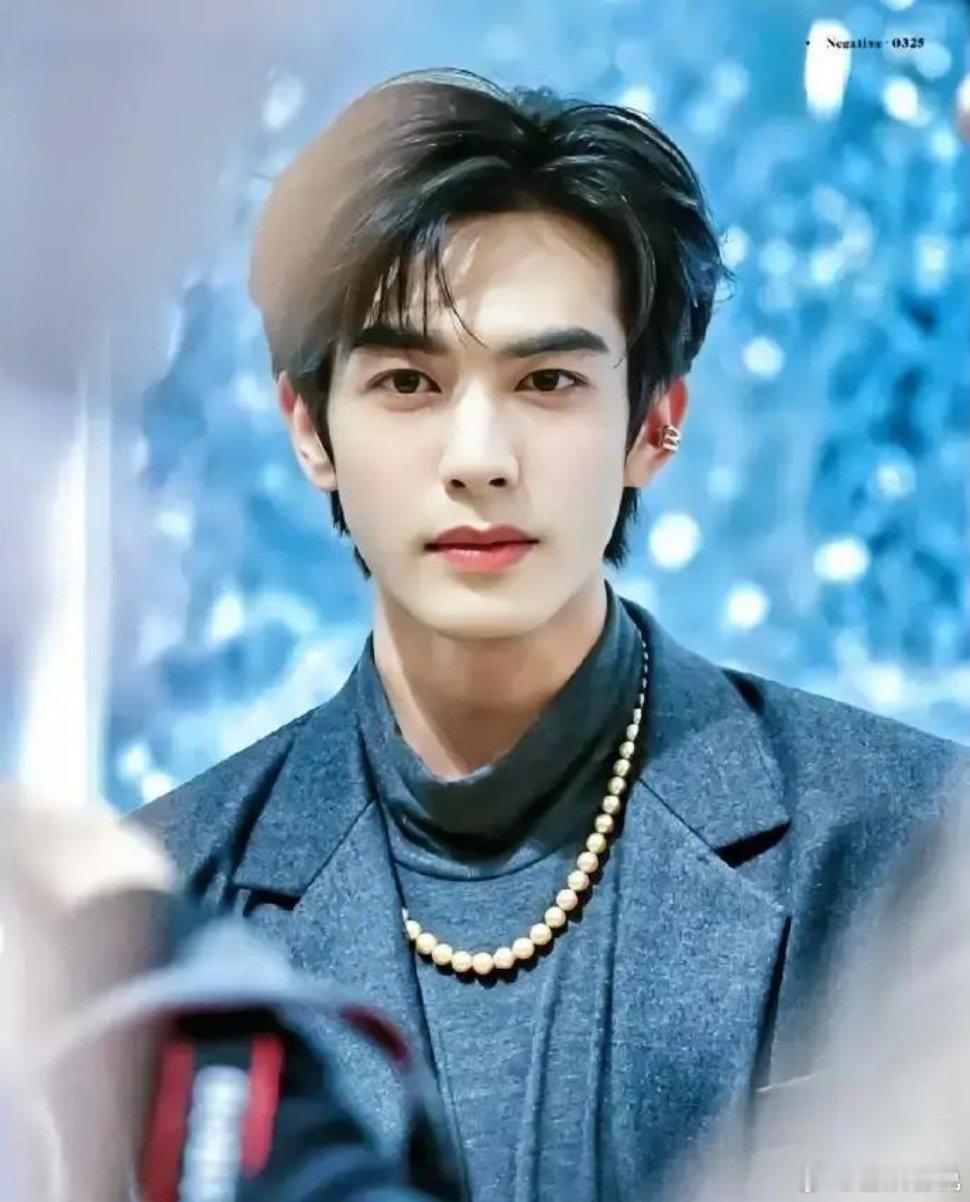 给弟弟当了十年助理，宋威龙二姐又上热搜。这次因一张后台照。她弯腰给弟弟整理西装，