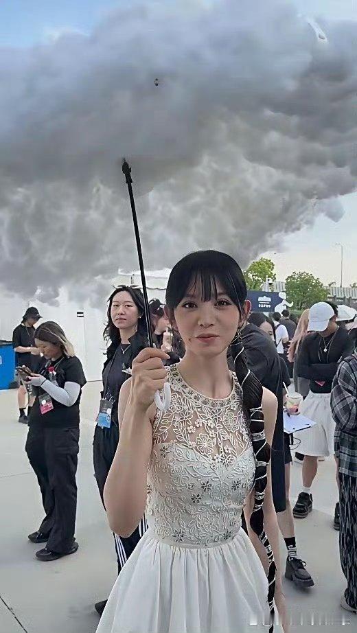 田曦薇这个雨伞有点儿意思啊！​​​​
