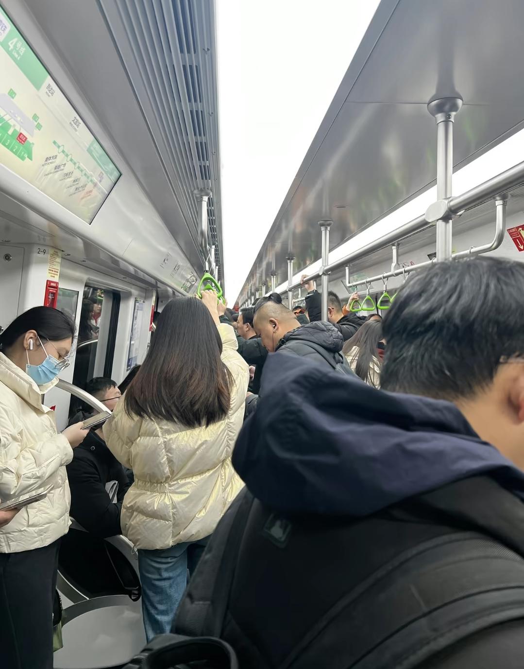 在广州住城中村，每个月房租占工资三分之一，太难攒钱常年挤四号线往返番禺市区，