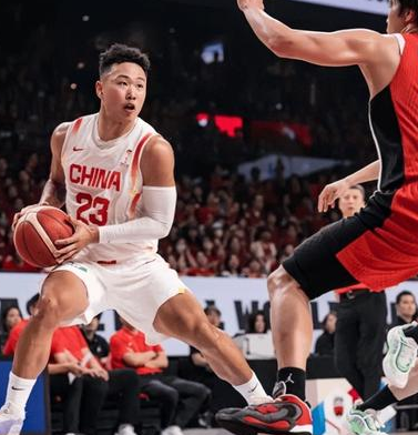 中国男篮球员贺希宁谈自己再度重返国家队首战的表现，他表示：上次代表国家队是4、5