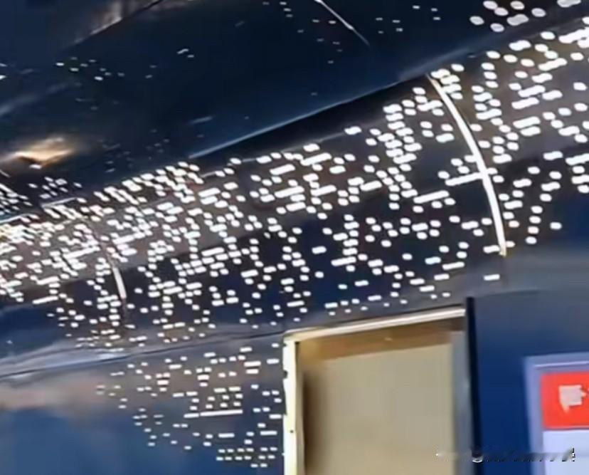 西安地铁15号线皇子坡站火了！“繁星”缀满站厅，古今碰撞太绝西安地铁15号线