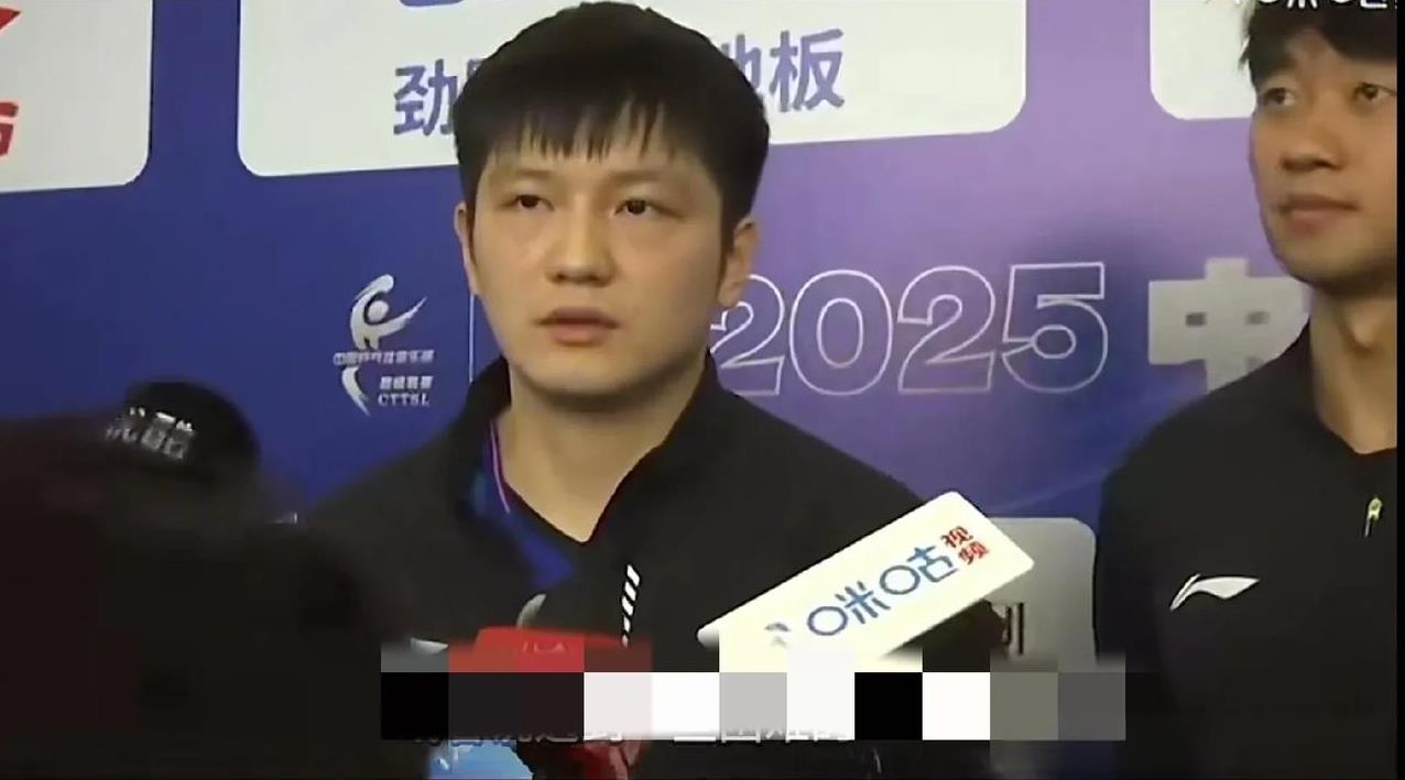 是不是粉丝多也是一种烦恼。7月25日的第一天比赛，樊振东上下午的比赛都赢了。可是