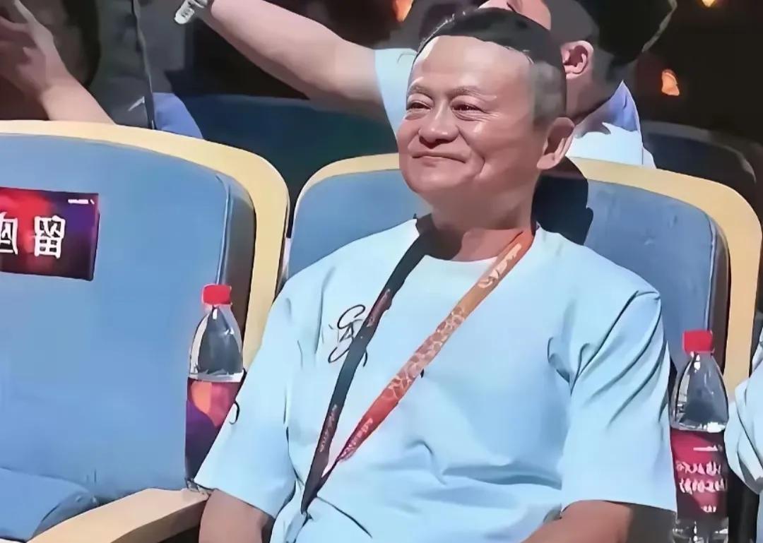 中年的马云变胖了，一身唐装，红光满面，好帅啊。马云脑子好，太聪明了[赞]阿里巴