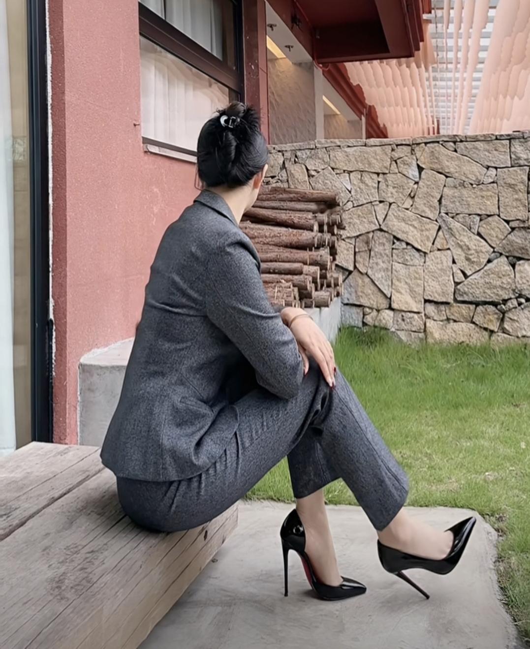 看看气质女神的穿着搭配吧如果是披肩长发就好了！