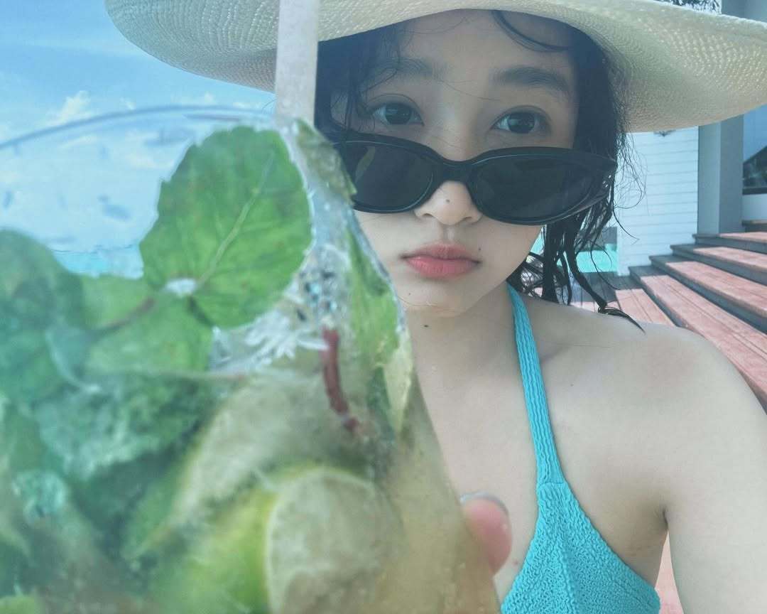 关晓彤ins发文说自己要美黑分手后现在也是越来越大方了关晓彤ins更新关晓彤