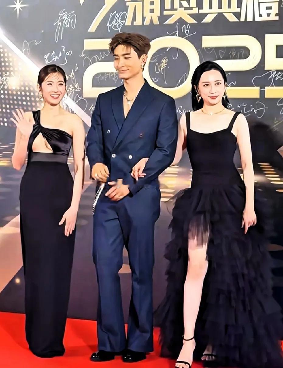 2026年1月4日，佘诗曼、黄宗泽等明星出席TVB万千星辉颁奖典礼。佘诗曼四夺视