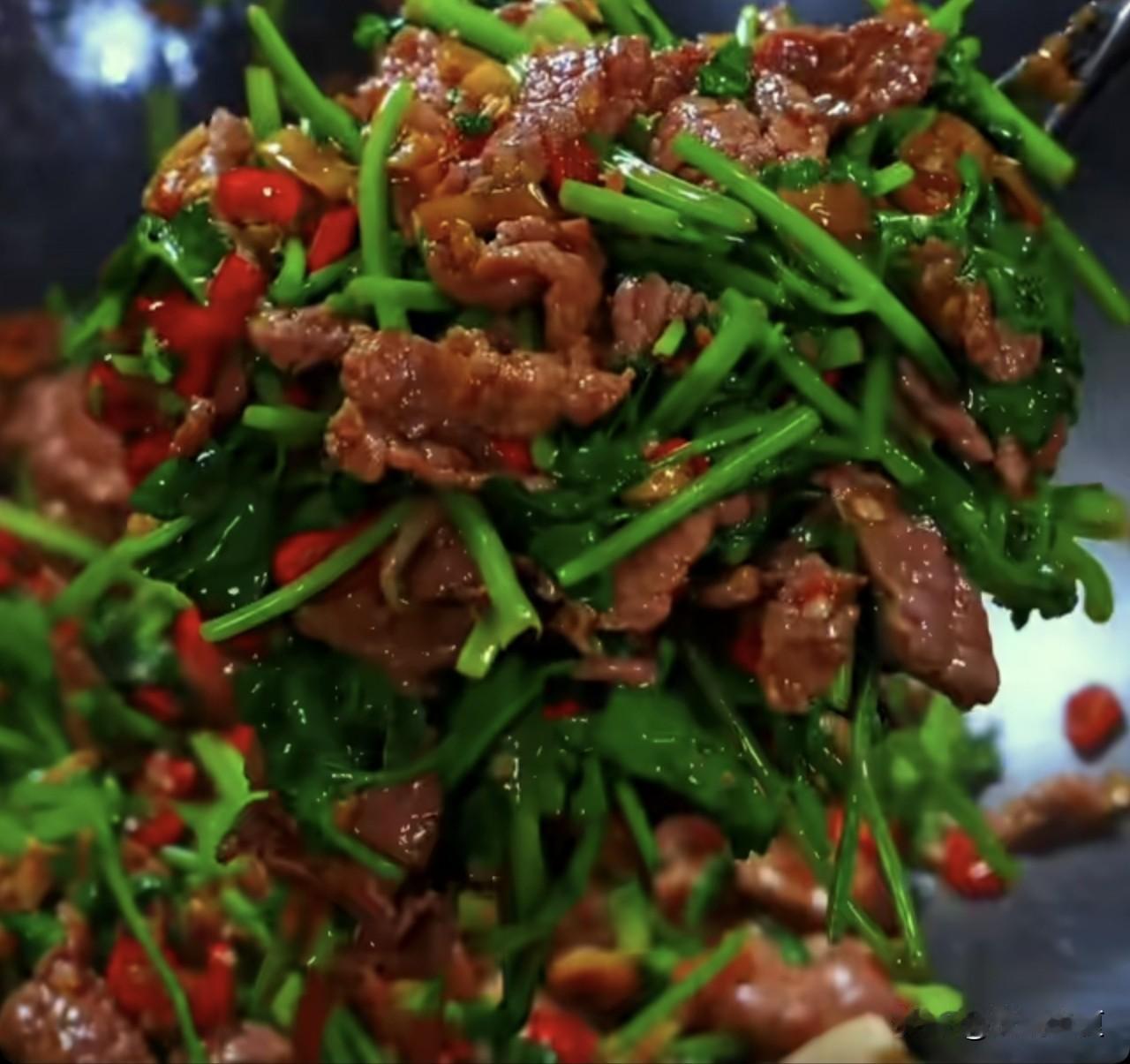 做菜搭配有决窍：炒豆芽，放韭菜。烤鸡蛋，放苦瓜。炒牛肉，放香菜。炒韭黄，
