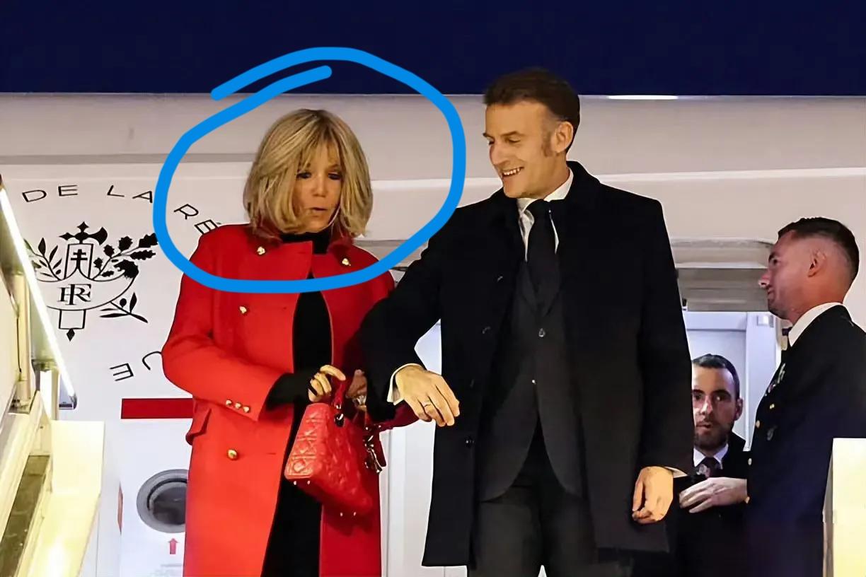 马克龙夫妇访华，从飞机上下来的那一幕，让我感到很是震惊，不仅仅是马克龙的笑容，还