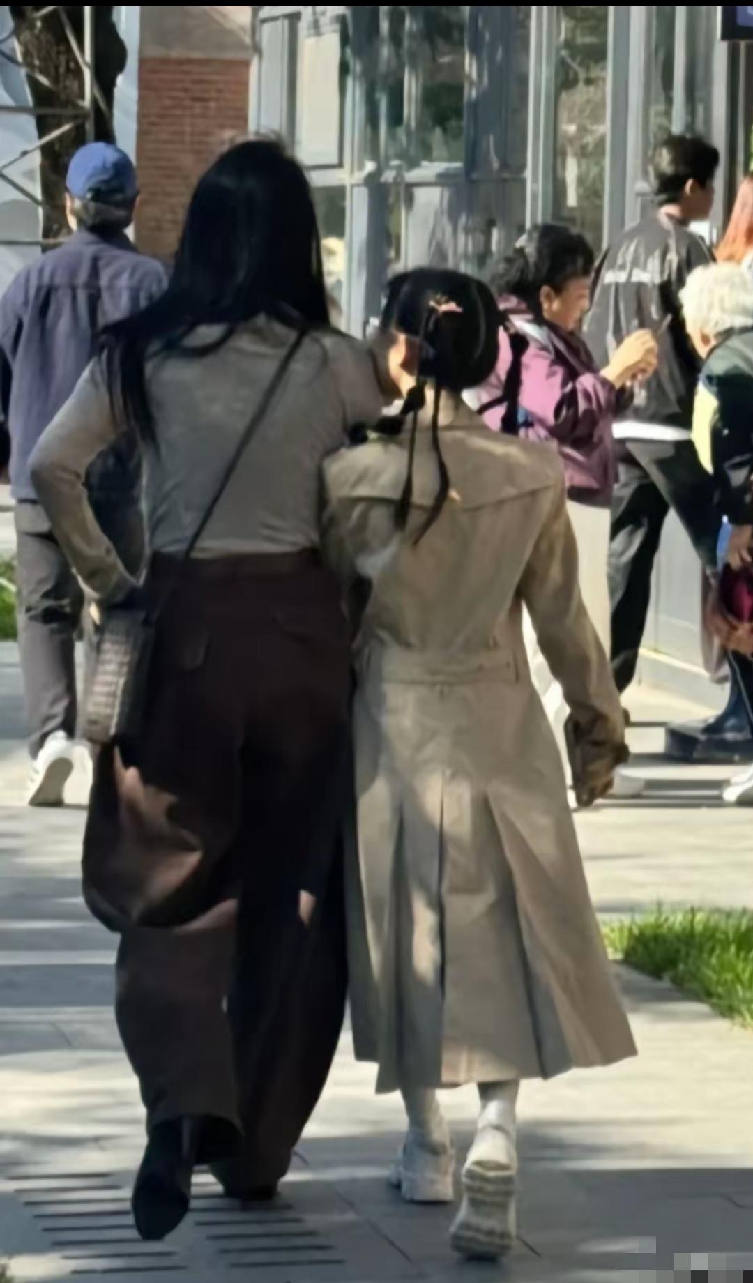 57岁伊能静和10女儿小米粒在北京逛街，看伊能静背影一点也不像57岁的样子，小米