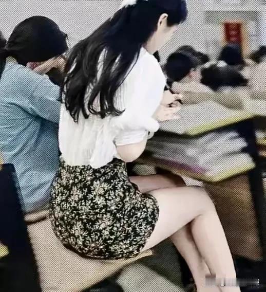 大学课堂上这位漂亮女大学生，实在是太吸引眼球了，简直亮瞎了眼。肤白貌美大长腿，