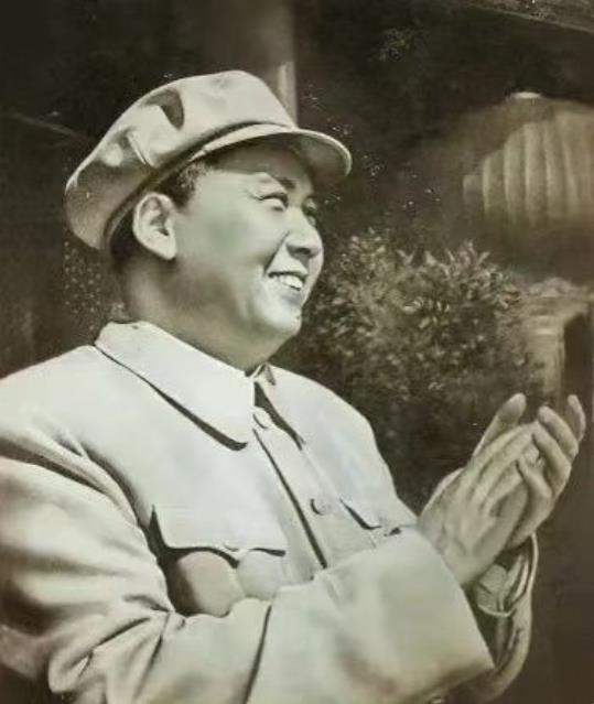 用“吃不饱饭”做标准否定前三十年，意在抹煞伟人的丰功伟绩！你说这叫什么事儿？现