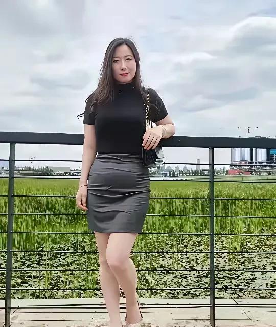 现在的女人，一化妆，谁还能看出多大年纪？看这个在湖畔闲逛的美女，你肯定也看不出有