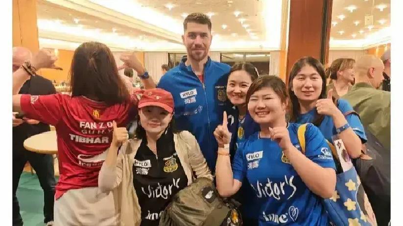 德国球馆响起中文加油声，对手竟被中国球迷“抢”走掌声。樊振东在萨尔布吕肯俱