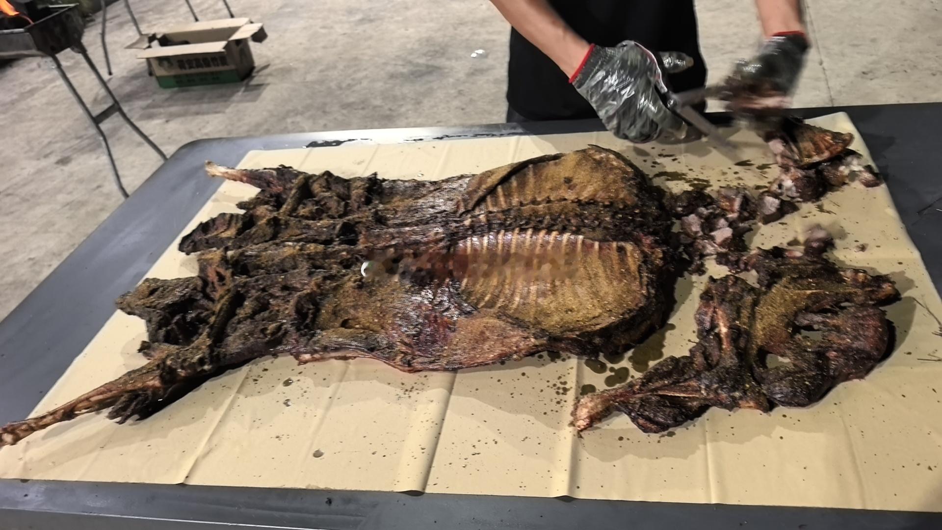 今天的烤全羊到位了[大笑][大笑][大笑]​​​