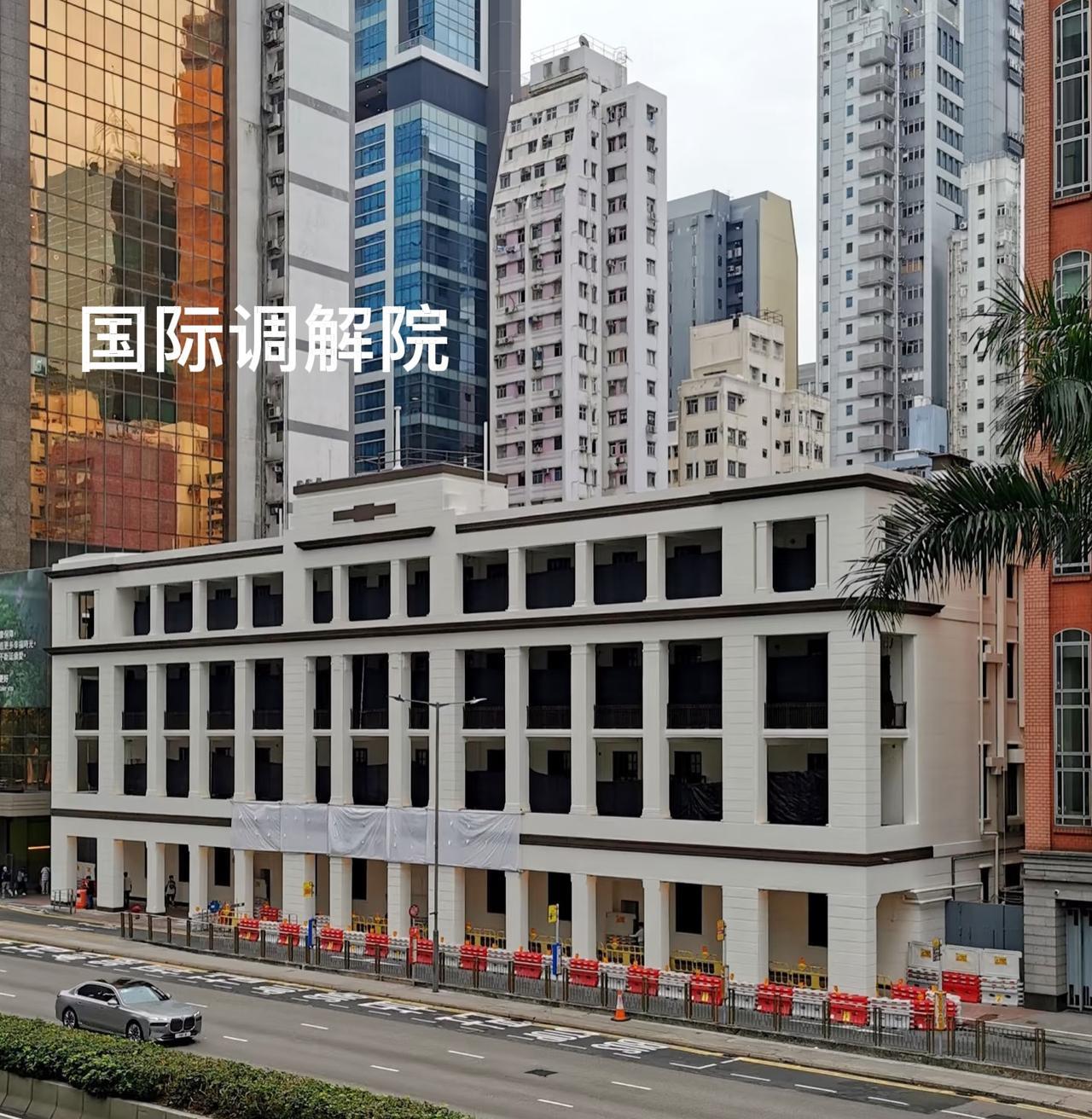 国际调解院成立的同时，联合国正准备裁员6900多人，削减20%的预算，原因是美国