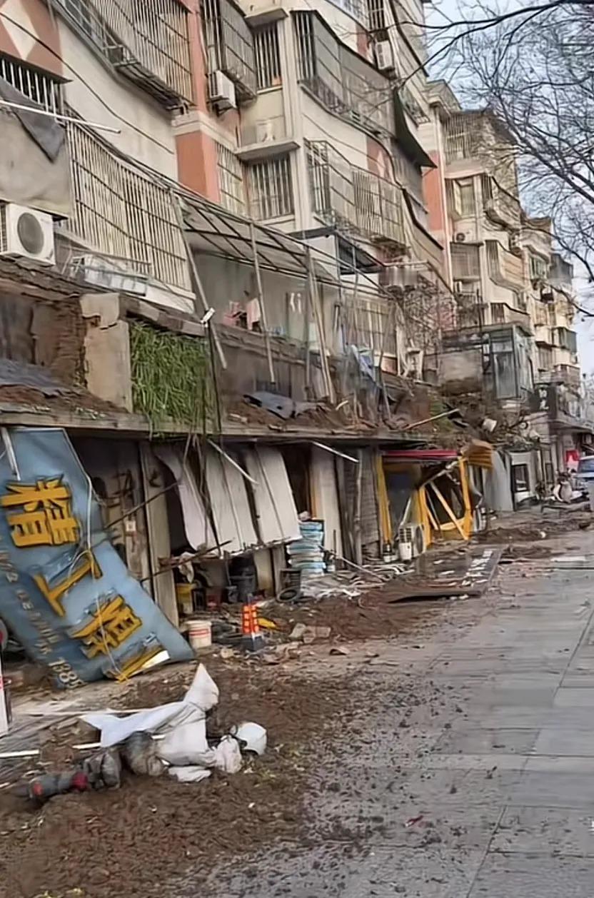 2025年12月26日15时左右，安徽省淮北市华佳梅苑小区临街底商发生大面积门头