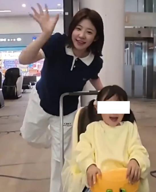 黄一鸣女儿3岁开始直播带货4月份，黄一鸣带着3岁女儿闪闪在一万达广场进行童装直