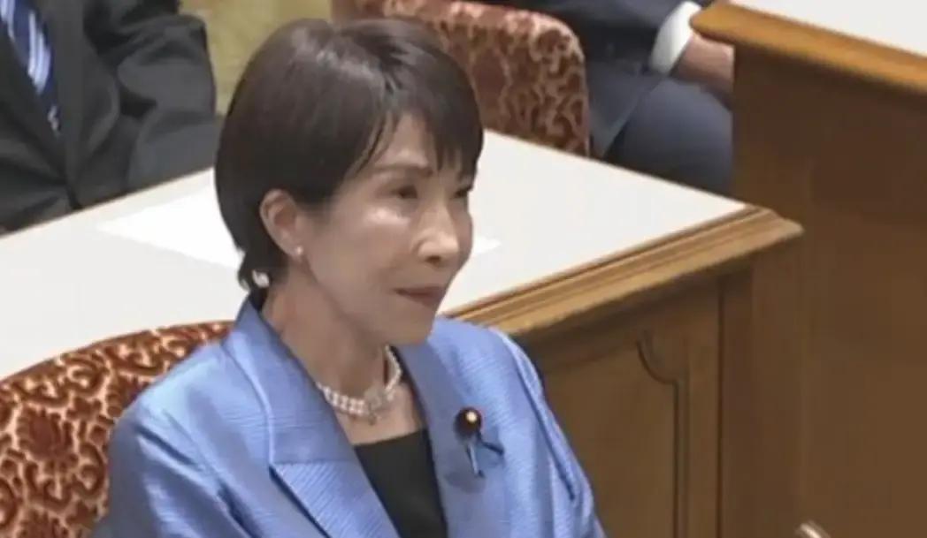 就在刚刚，中方获胜！高市早苗对华低头。日本首相、自民党总裁高市早苗26日与包括