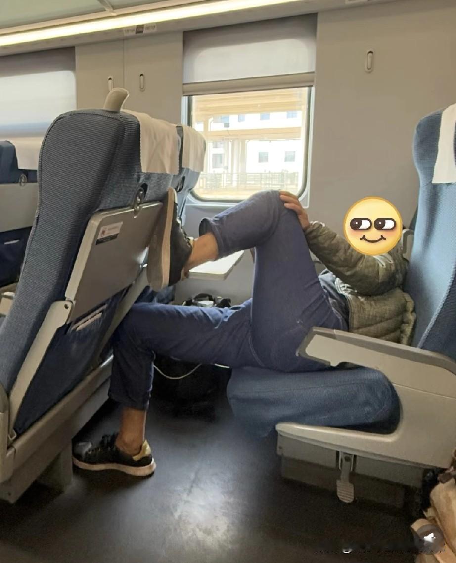 宝子你屁股有问题是吗！无语到极致的画面！有人坐公共座椅，直接把整个屁股往中