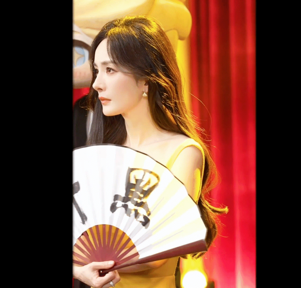 杨幂主持kpl演技大赏夏天快到啦，杨幂可以多穿一些鲜艳的颜色超靓！“是谁的小